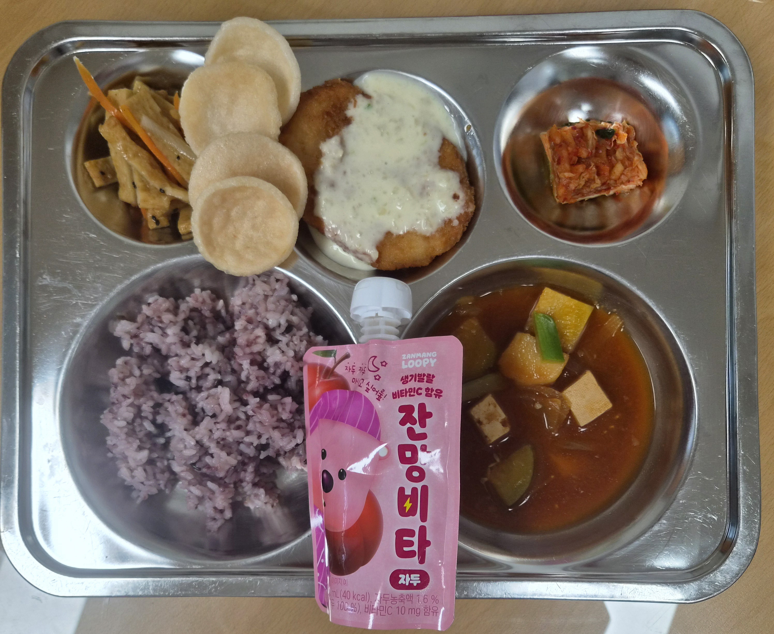 흑미밥 
애호박고추장찌개 (5.6)
어묵야채볶음 (5.6.13.18)
통살새우까스*레몬크림소스 (2.5.6.9)
배추김치 (9)
잔망비타_자두음료 _이미지