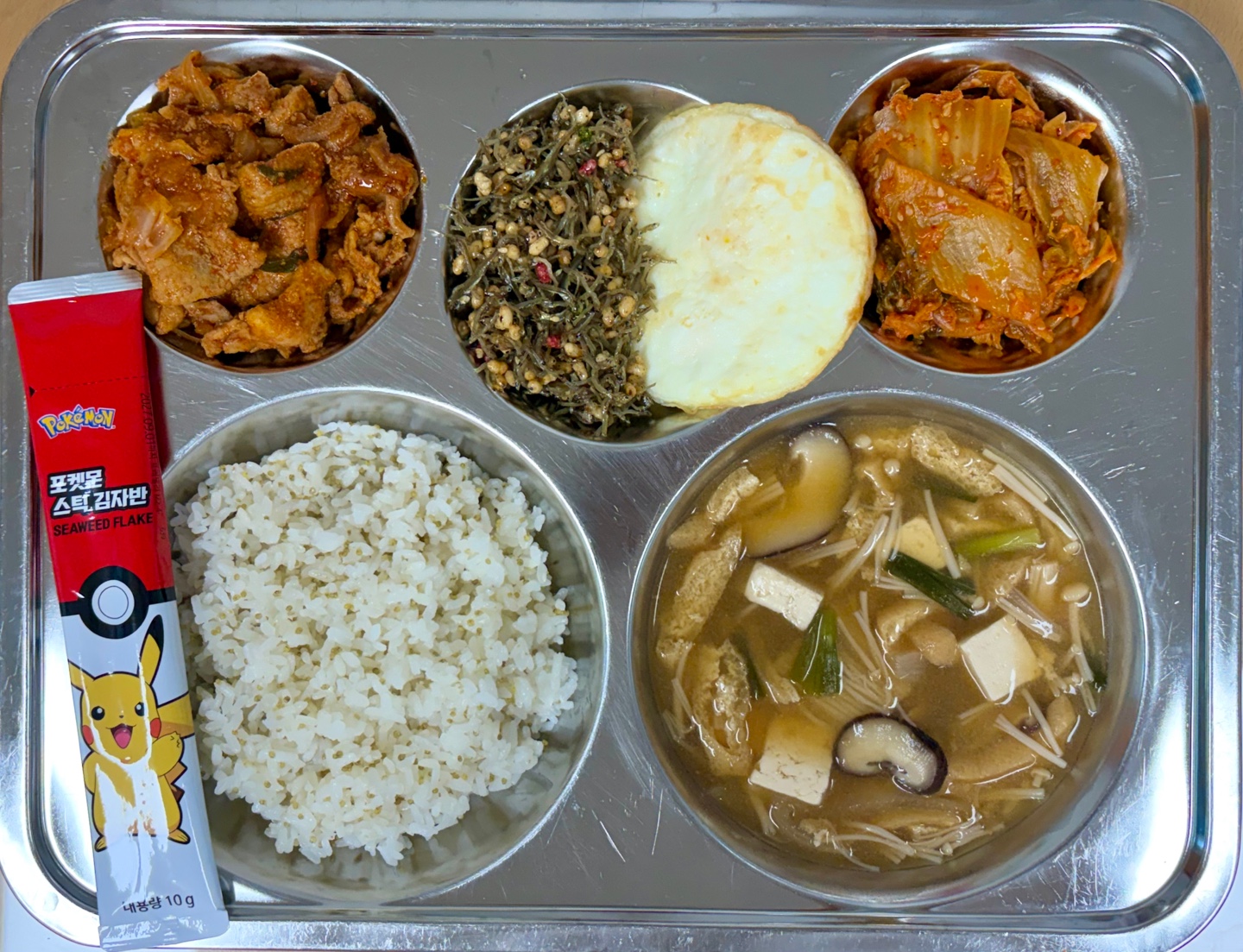 차조밥 
팽이버섯미소국 (5.6)
뮤즐리멸치볶음 (5.6.13)
고추장제육 (5.6.10.13.18)
계란후라이 (1)
볶음김치 (9.13)
스틱김자반 _이미지